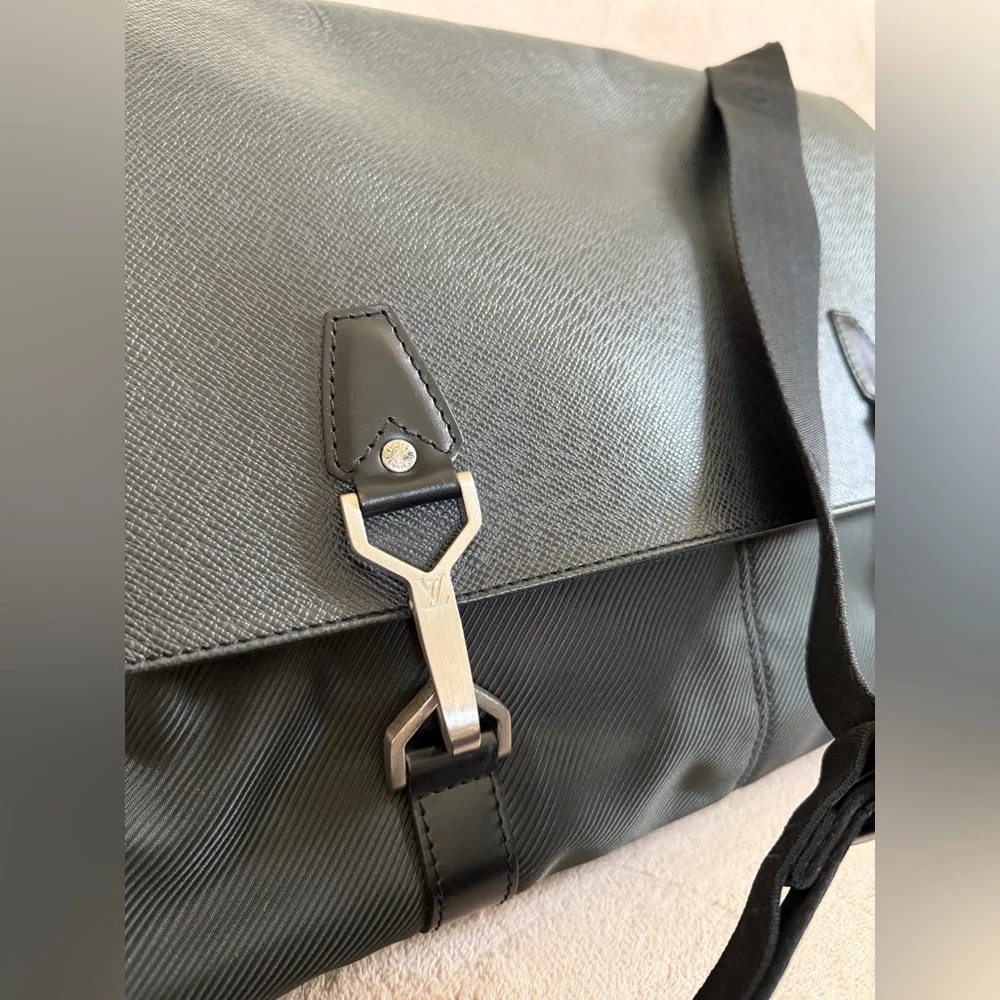 Authentic Louis Vuitton Taiga Green Delsu Epicea Shoulder Messenger Bag - Picture 6 of 17